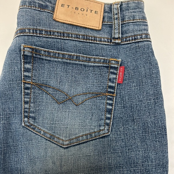 Women’s Flare Jeans size S waist is 28” inseam is 30” - Picture 4 of 4